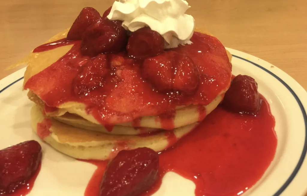 たっぷりイチゴのパンケーキ