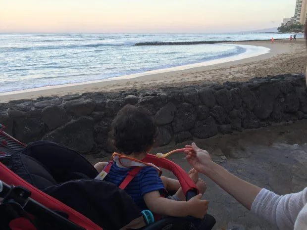 息子、ビーチで朝食
