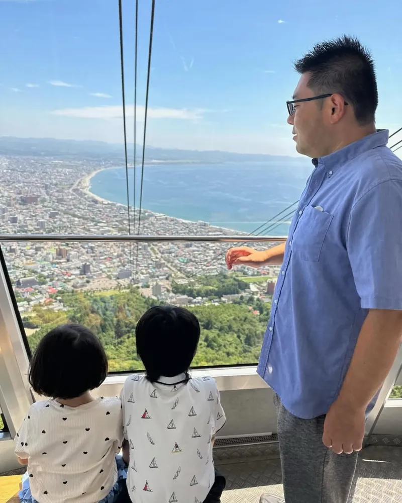 函館山ロープウェイから子どもたちと街と海を眺める鶴村