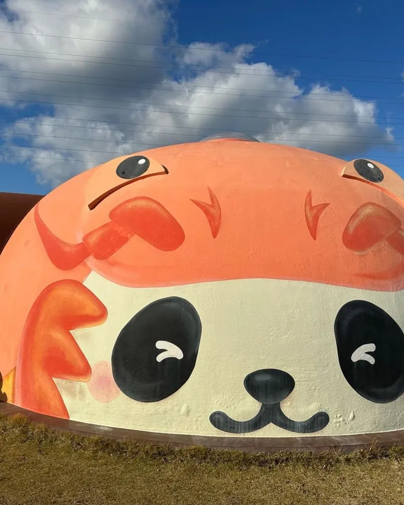 和歌山で見かけたパンダの顔のドーム型の建物